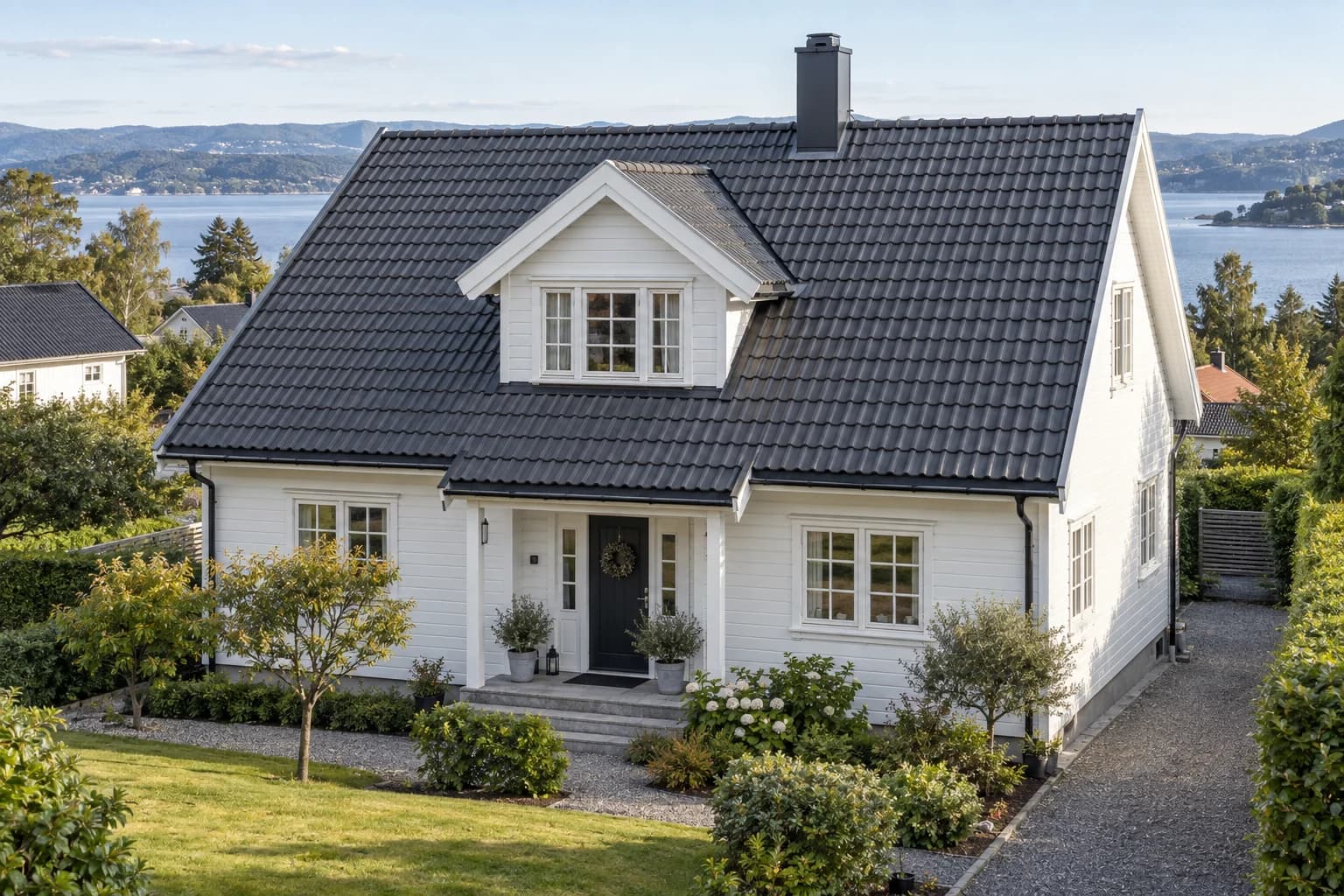 Generert illustrasjon av en norsk enebolig med mørkt tak og hvit trekledning
