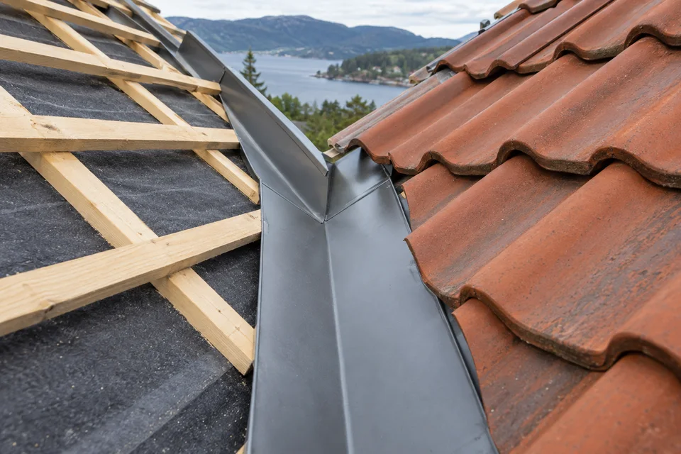 Generert illustrasjon av kilrenne med takstein, beslag og undertak