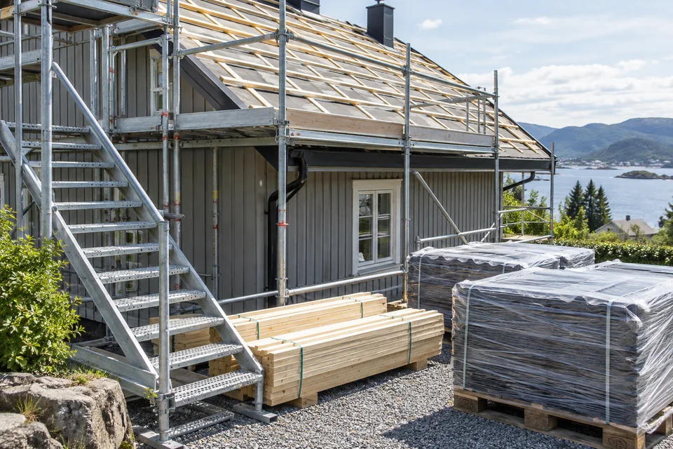 Generert illustrasjon: Organisert arbeid og stillas ved takbytte