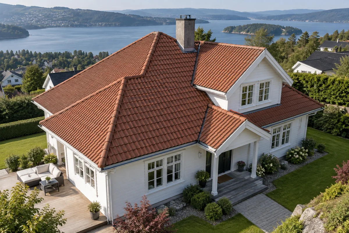 Illustrert hus med ark, pipe og flere takflater